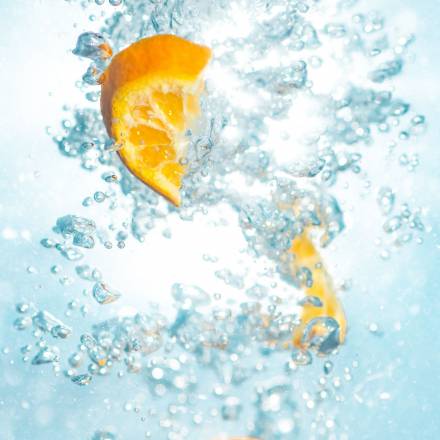 Orangenscheiben in Trinkwasser